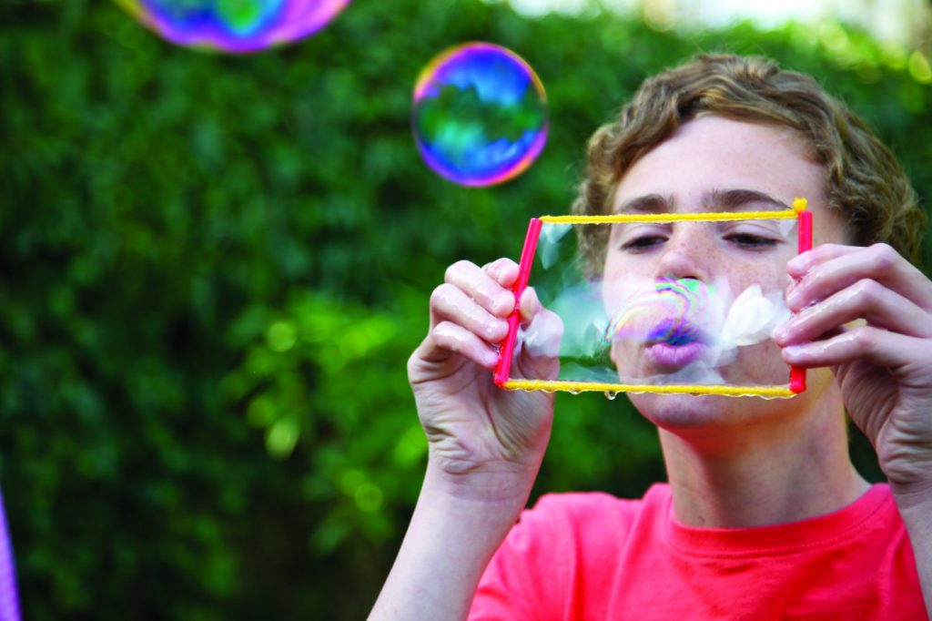 Польза мыльных пузырей для ребенка
